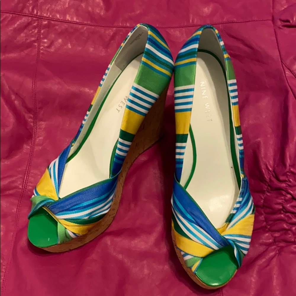 Nine West peep toe platform shoes size 7.5. EUC!